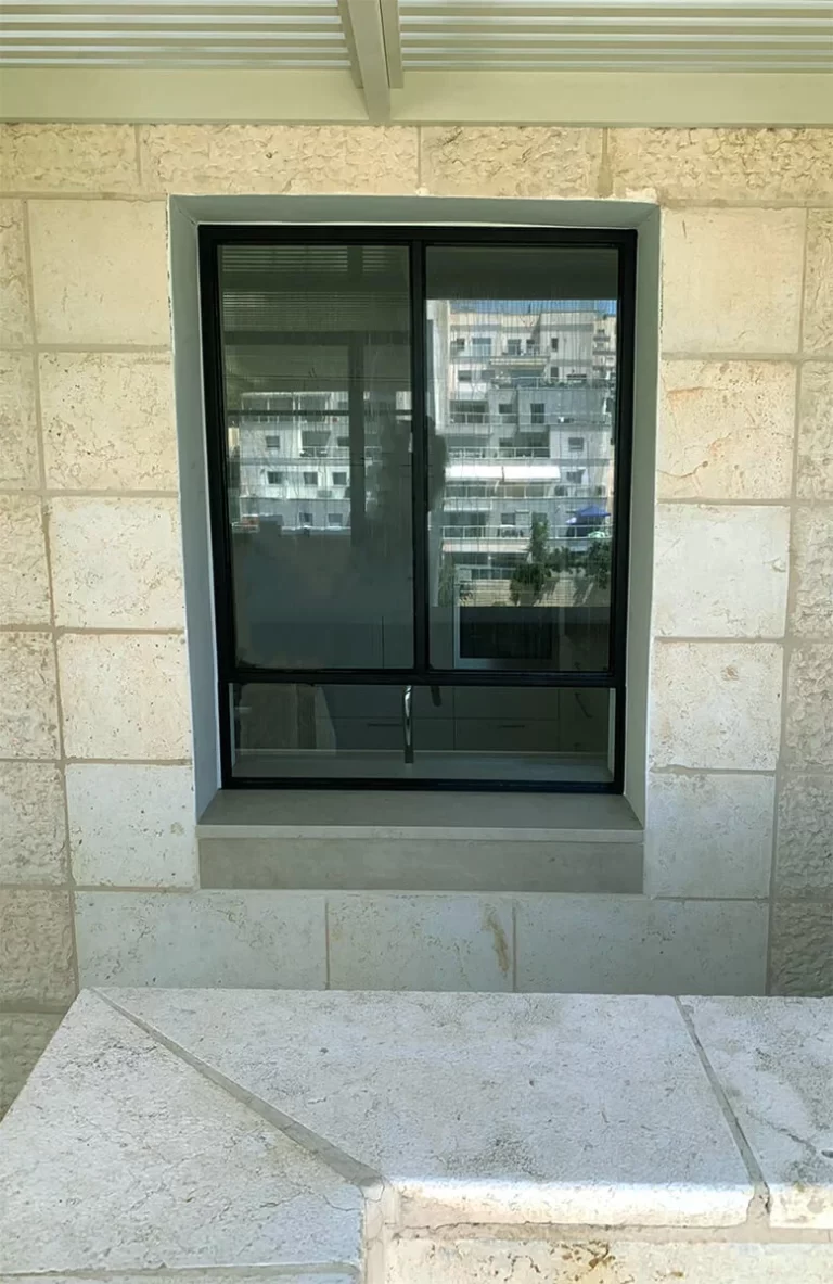 חלון ציר בלגי שחור למטבח