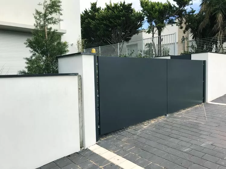 שער חניה מברזל אטום חלק