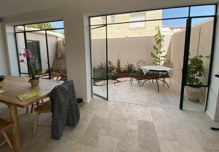 ויטרינה בלגית לסלון יצאיה לגינה בצבעה וסיגנון כפרי